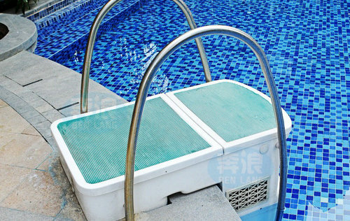 游泳池安装这种壁挂泳池设备，打理泳池更省心